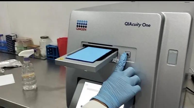 Estación de trabajo de biología molecular con equipo especializado