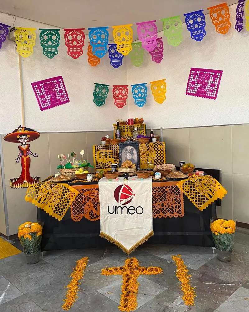 Ofrenda de Día de Muertos en el laboratorio, celebrando tradiciones mexicanas